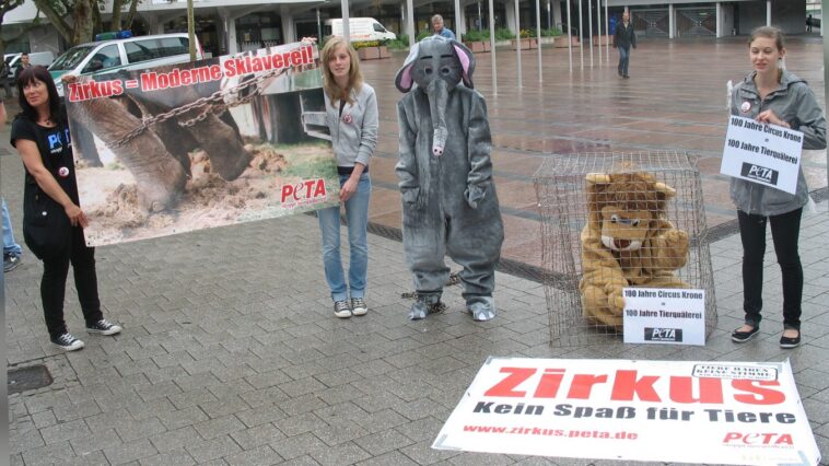 PETA 2011 05 12 Demo Zirkus Kaefig Krone Pforzheim 50 c PETA D