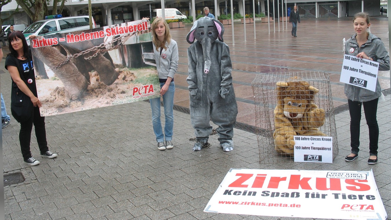 PETA 2011 05 12 Demo Zirkus Kaefig Krone Pforzheim 50 c PETA D